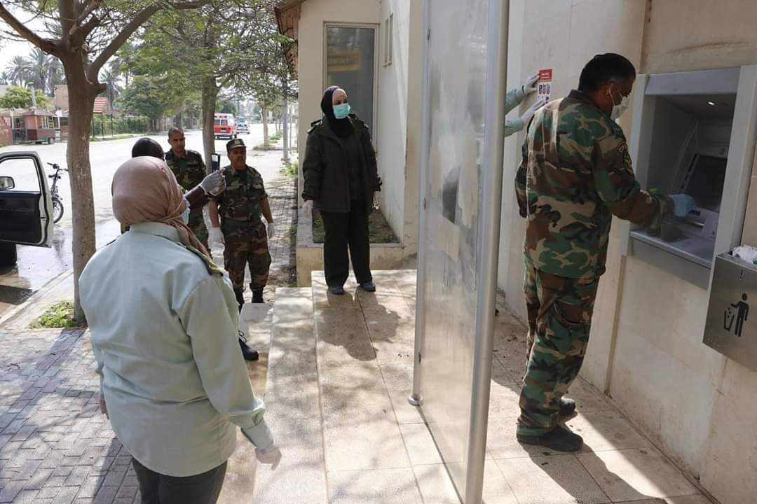 The PA security forces supervise the withdrawal of funds from ATMs in the PA territories (Palinfo Twitter account, April 2, 2020).