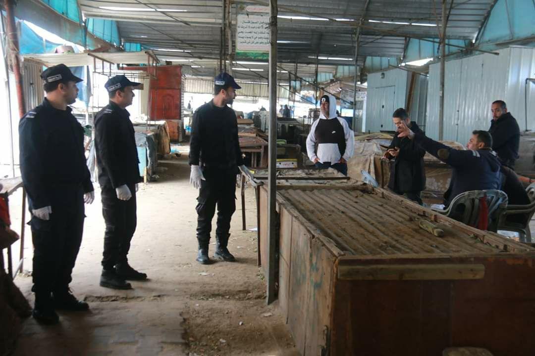 Khan Yunis police closing the weekly Wednesday open market (GazaPress Twitter account, April 1, 2020). Police have permitted the opening of temporary points of sale instead of the closed market.