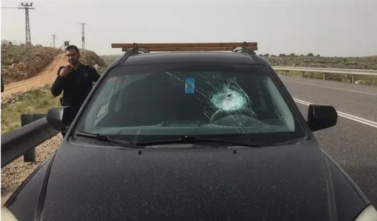 Israeli civilian vehicle whose front windshield was damaged by a stone thrown by Palestinians west of Ramallah (Photo courtesy of Israel Naki, April 5, 2020).