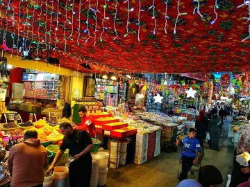 Preparing the al-Zawiya market in Gaza City for Ramadan (Twitter account of Mu'aman Zaitar, April 17, 2020). 