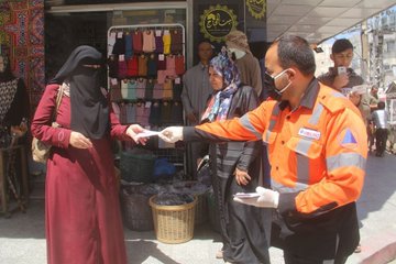 פעילויות הסברה של המשטרה וההגנה האזרחית שכללו חלוקת מסכות ועלוני הסברה 
(חשבון הטוויטר של משרד הפנים ברצועה, 23 באפריל 2020)
