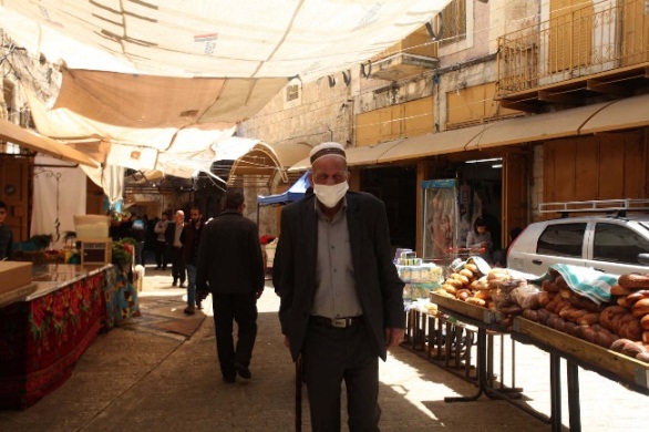 The almost-empty market in Hebron (Wafa, April 30, 2020).