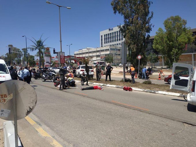 The scene of the stabbing attack in Kfar Sava (Twitter account of the Tulkarm Times, April 28, 2020). 