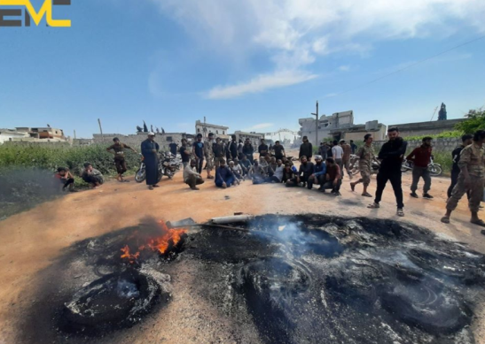 Demonstrators blocking the road leading to the commercial crossing in Miznaz (Edlib Media Center, April 30, 2020) 