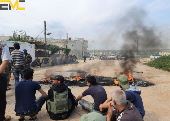 Demonstrators blocking the road leading to the commercial crossing in Miznaz (Edlib Media Center, April 30, 2020) 