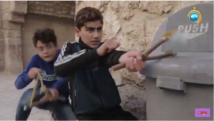 Image d'un épisode intitulé "Slingshot" traitant de la façon dont les jeunes Palestiniens utilisent des frondes pour attaquer. 