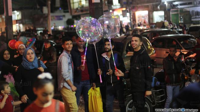 רחובות עזה שוקקים בלילות חודש רמצ'אן (אלערבי אלג'דיד, 12 במאי 2020)