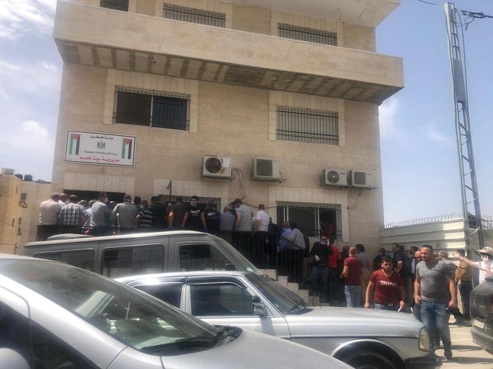 Residents gathering at the entrance to the district licensing bureau in Ramallah (QUDSN Facebook page, May 14, 2020)