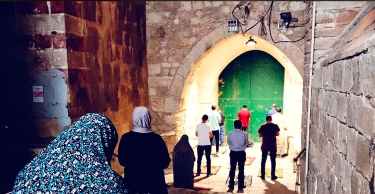 Muslim worshipers holding prayers in open areas near the entrances and gates of the Temple Mount (Silwan Facebook page, May 15, 2020)