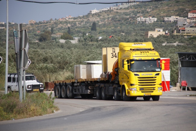 כוחות צה"ל מציבים מחסומי בטון בכניסה לכפר (ופא, 15 במאי 2020)