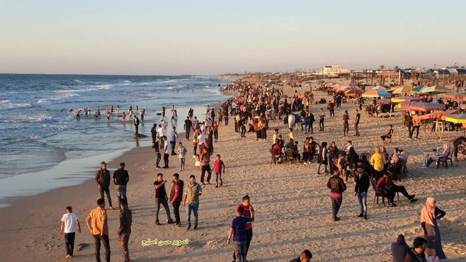 Foule à la plage de Khan Yunis (Page Facebook du journaliste Hassan Etzaliah, 25 mai 2020) 