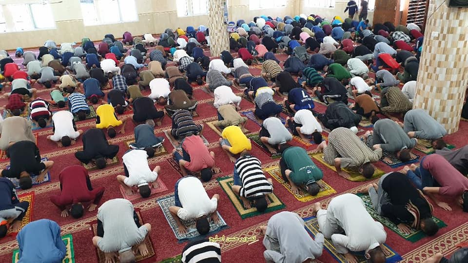 Friday prayer in the al-Shuhadaa mosque in Khan Yunis (Facebook page of journalist Hassan Aslih, May 29, 2020).