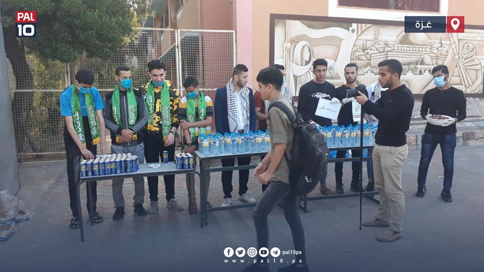 Distributing cold drinks and masks to students (pal10 website Twitter account, May 30, 2020).