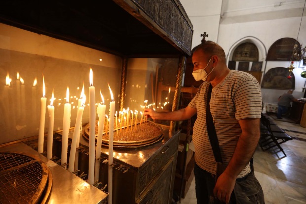 פתיחת כנסיית המולד בבית לחם למתפללים לאחר שבעים ימים, שבהם הכנסייה הייתה סגורה לקהל (ופא, 26 במאי 2020)