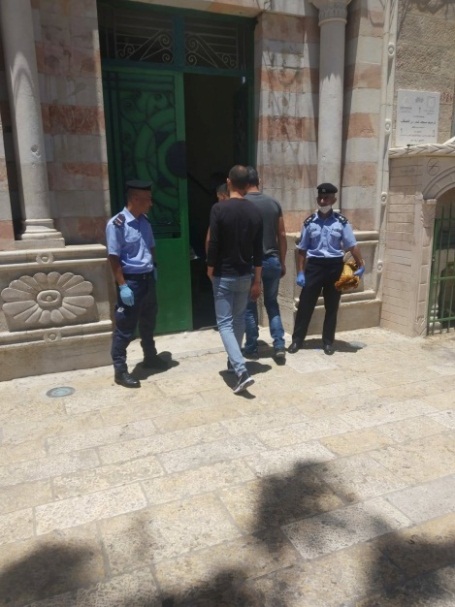 The Palestinian police supervise the entrance of worshippers into the Omar bin al-Khatab mosque in Bethlehem (Facebook page of the governor of the Bethlehem district, May 29, 2020).