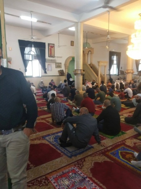 The Palestinian police supervise the entrance of worshippers into the Omar bin al-Khatab mosque in Bethlehem (Facebook page of the governor of the Bethlehem district, May 29, 2020).