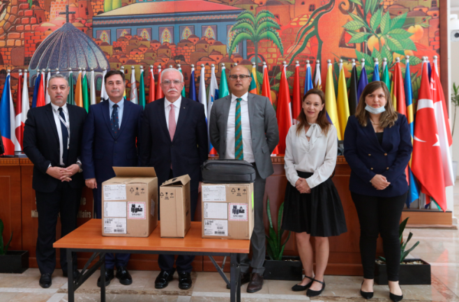  The PA foreign minister (third from left) at the delivery of ventilator from Australia (Wafa, May 28, 2020). 