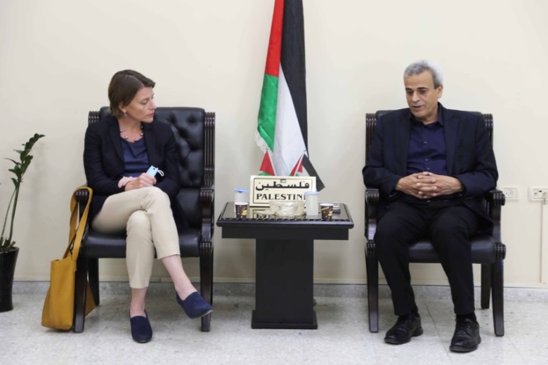 Rafi’ Rawajba, governor of the Qalqilya district, and West Bank UNRWA director Gwyn Lewis (Facebook page of the Qalqilya district governor, June 2, 2019).