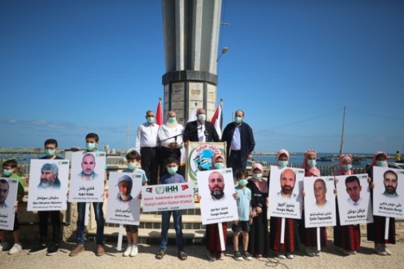 The rally at the Gaza port and pictures of the Turkish fatalities (Right: Palestine Online, May 31, 2020; Left: Facebook page of the IHH office in Gaza, May 31, 2020)