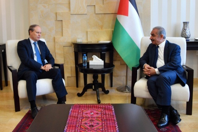 Muhammad Shtayyeh receives the French consul in his office in Ramallah (Wafa, May 28, 2020).