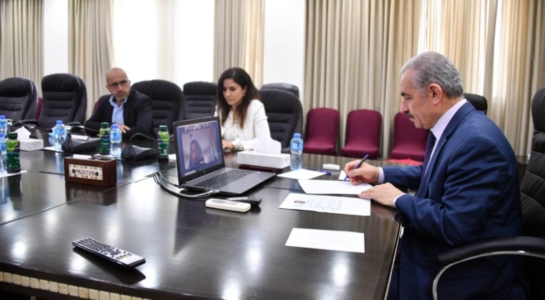 Muhammad Shtayyeh holds a video conference with members of the European parliament (Wafa, May 27, 2020).