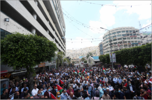 A demonstration in the center of Nablus to protest the annexation. There is crowding and no social distancing (Wafa, June 3, 2020).