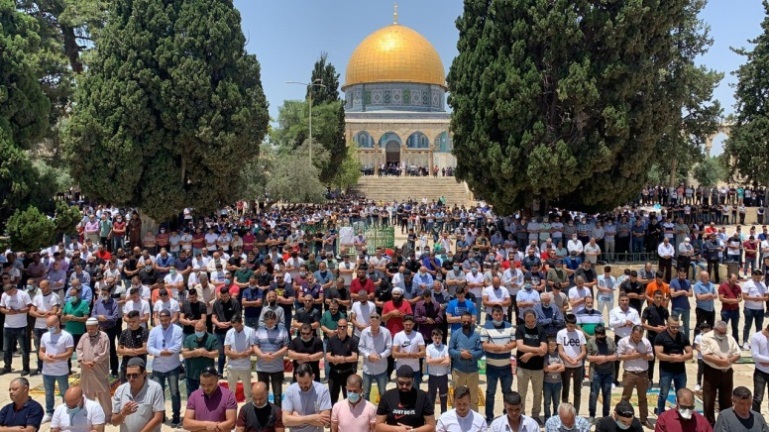 Mass attendance at the Friday prayer on the Temple Mount, with no social distancing (Wafa, June 5, 2020).