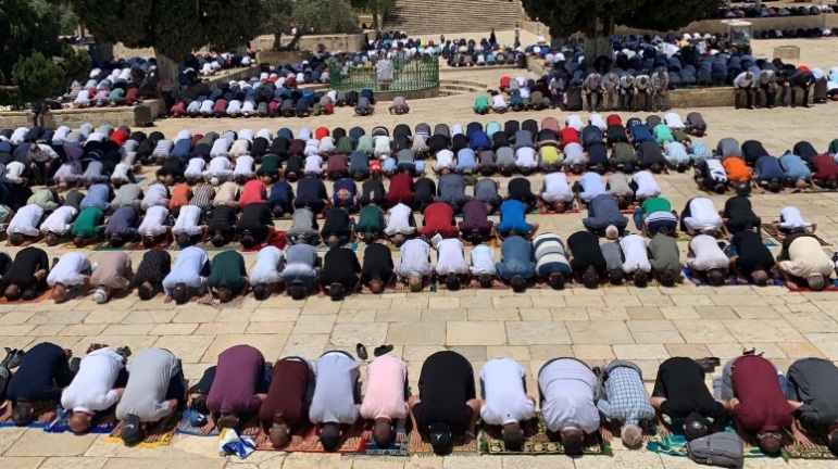 Mass attendance at the Friday prayer on the Temple Mount, with no social distancing (Wafa, June 5, 2020). 