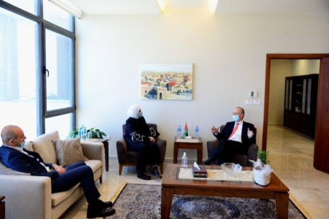 Laila Ghannam, the governor of the Ramallah district meets with the chairman of the Palestinian Investment Fund (Facebook page of Laila Ghannam, June 4, 2020).