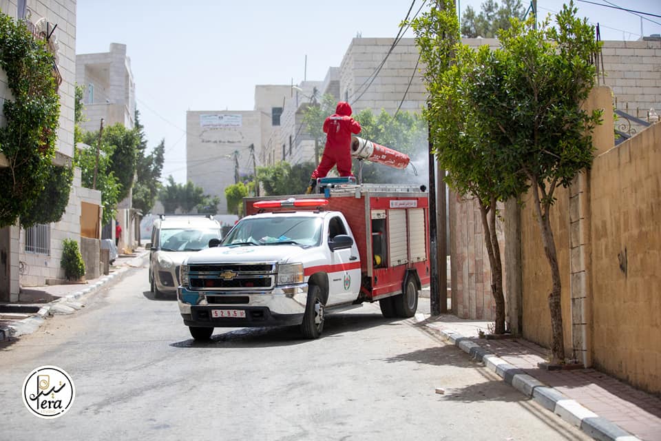 חיטוי נרחב בכפר תפוח המהווה מוקד תחלואה במחוז חברון ( דף הפייסבוק של העיתונאי סאמר אלשעראוי, 22 ביוני 2020)