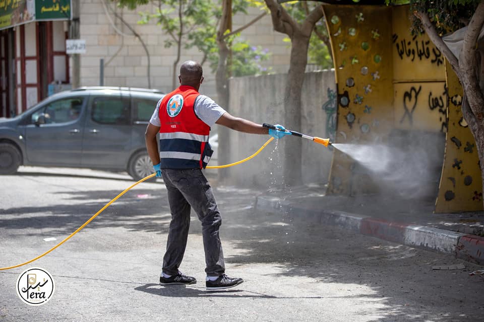 חיטוי נרחב בכפר תפוח המהווה מוקד תחלואה במחוז חברון ( דף הפייסבוק של העיתונאי סאמר אלשעראוי, 22 ביוני 2020)