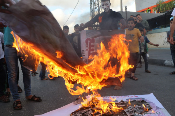 Marche du Front populaire de libération de la Palestine (FPLP) tenue dans le camp de réfugiés de Jabalia le 18 juin 2020. Il y avait des panneaux avec des photos des dirigeants des États du Golfe marqués d'un X. Les panneaux indiquaient : "La normalisation [des relations avec Israël] est une trahison". Les manifestants ont également présenté des photos de Donald Trump, Benjamin Netanyahu et du ministre israélien de la Défense, Benny Ganz, tous marqués X. Les panneaux indiquaient: "Non à la politique d'annexion et aux plans de destruction [de la cause palestinienne". À la fin de la marche, les panneaux ont été incendiés (Dunia al-Watan, 19 juin 2020) 