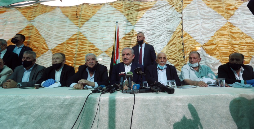 Le Premier ministre de l'Autorité Palestinienne, Muhammad Shtayyeh, participe à une réunion tenue dans le village de Fasa'el dans la vallée du Jourdain (Wafa, 24 juin 2020)