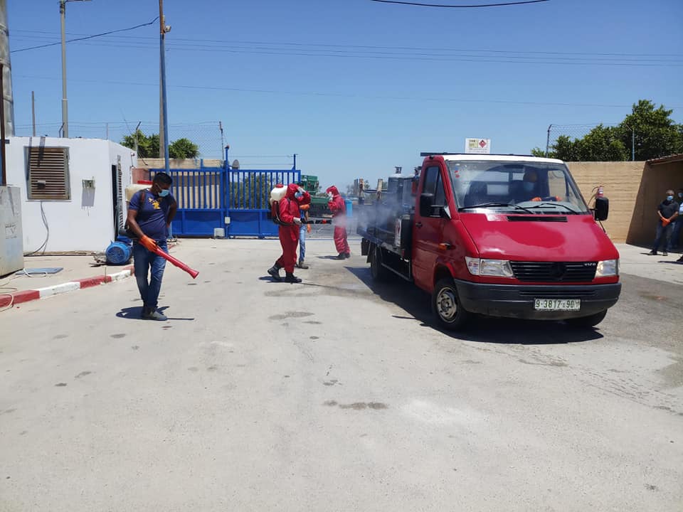 Palestinian civil defense forces disinfect in gas distribution vehicles, gas canisters and gas filling stations (Facebook page of journalist Samer al-Sha’arawi, July 1, 2020)