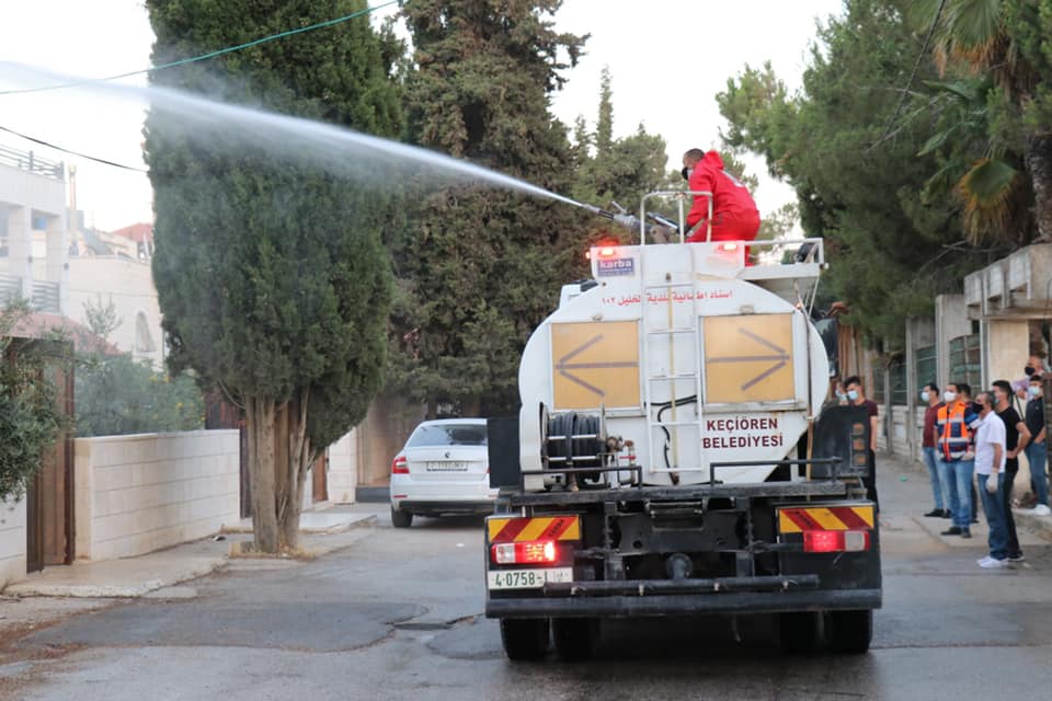 צוותי עיריית חברון במבצע חיטוי מקומות ציבוריים בעיר (דף הפייסבוק של עיריית חברון, 5 ביולי 2020)