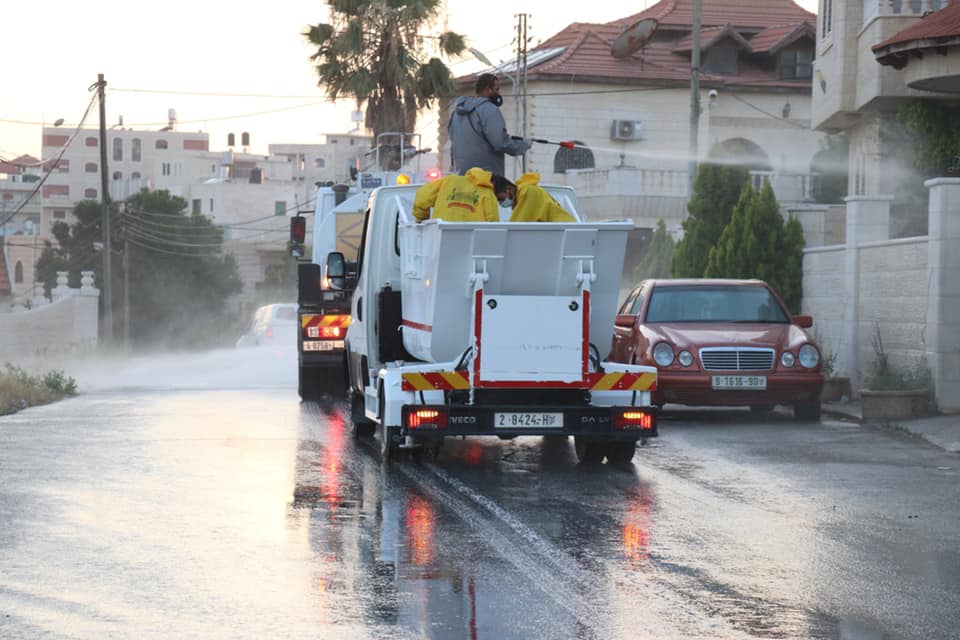 צוותי עיריית חברון במבצע חיטוי מקומות ציבוריים בעיר (דף הפייסבוק של עיריית חברון, 5 ביולי 2020)