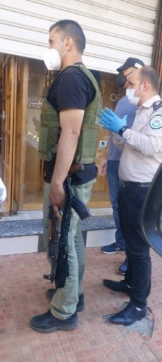 The Palestinian security apparatuses close a store that violated the lockdown order (Facebook page and Samer al-Sharawi, July 8, 2020). 