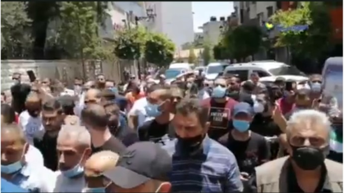 Demonstration in Ramallah (Right: al-Araby al-Jadeed, July 13, 2020; Left: QudsN Facebook page, July 15, 2020). 