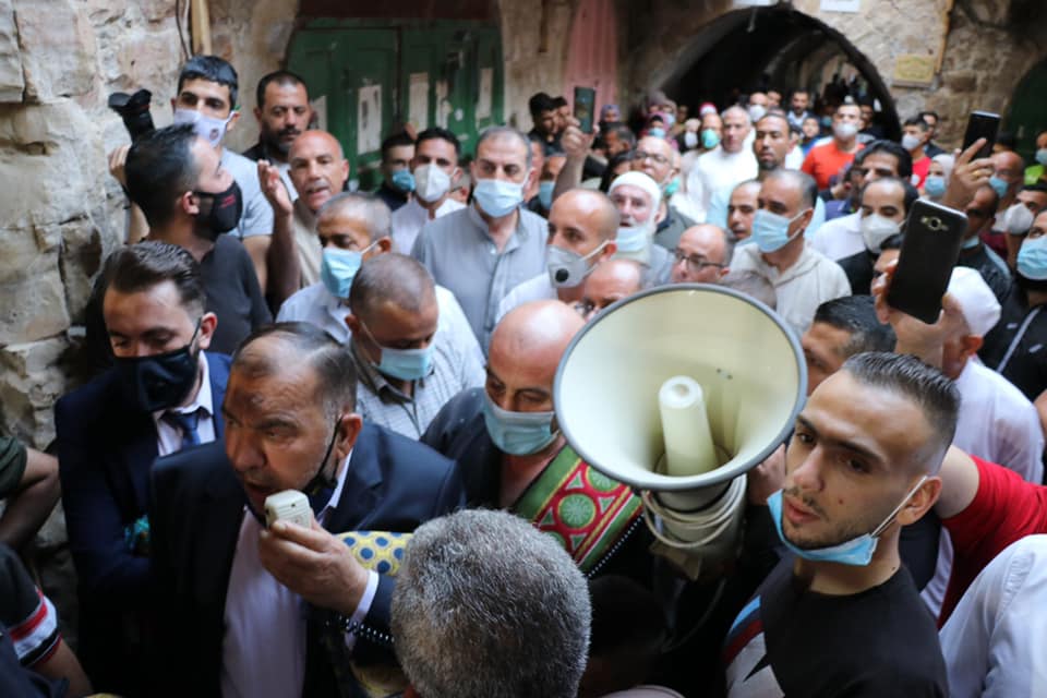 Hebron mayor attends a mass Eid al-Adha prayer at the entrance to the Cave of the Patriarchs (Facebook page of the Hebron municipality, July 31, 2020).