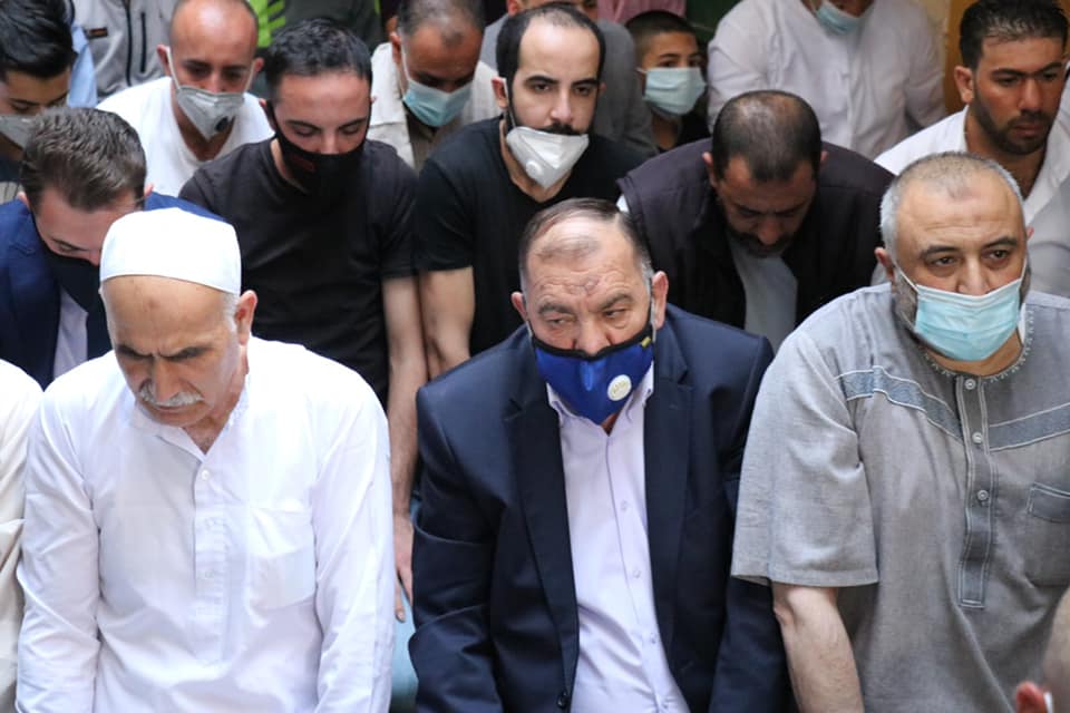 Hebron mayor attends a mass Eid al-Adha prayer at the entrance to the Cave of the Patriarchs (Facebook page of the Hebron municipality, July 31, 2020).