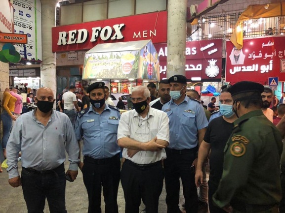 The Bethlehem district governor tours the center of the city to monitor the preparations made by local residents for Eid al-Adha (PNN website, July 30, 2020).