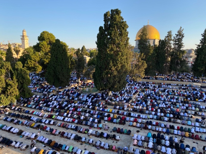 Mass Eid al-Adha prayer on the Temple Mount with no social distancing (Wafa, July 31, 2020).