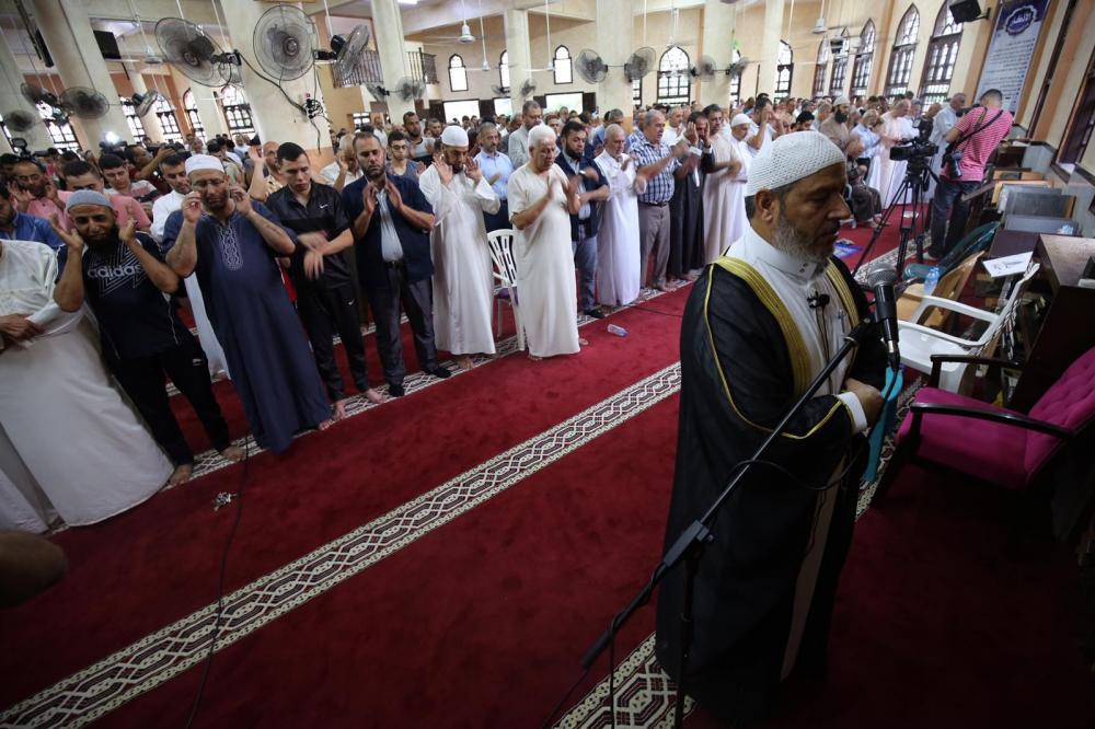 Eid al-Adha prayers in Gaza: no masks and no social distancing (al-Ayn website Twitter account, July 31, 2020). Left: Senior Hamas figure Khalil al-Haya leads the prayers in the Filastin mosque (Safa, July 31, 2020)