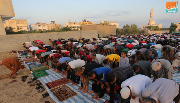 Eid al-Adha prayers in Gaza: no masks and no social distancing (al-Ayn website Twitter account, July 31, 2020). Left: Senior Hamas figure Khalil al-Haya leads the prayers in the Filastin mosque (Safa, July 31, 2020)