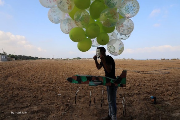 Incendiary balloon clusters launched into Israeli territory from the northern Gaza Strip (Facebook page of photojournalist Majdi Fathi, August 13, 2020).