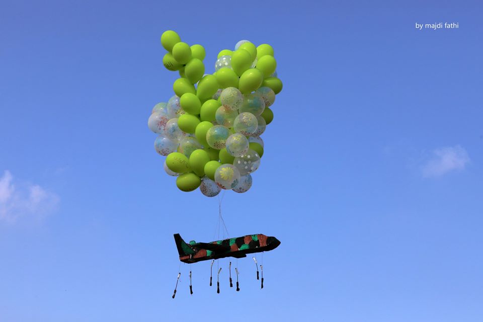 Incendiary balloon clusters launched into Israeli territory from the northern Gaza Strip (Facebook page of photojournalist Majdi Fathi, August 13, 2020).