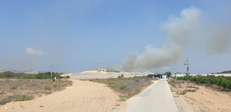 Fire in an Israeli community set by an incendiary balloon launched from the northern Gaza Strip (Twitter account of Matan Tsuri, August 10, 2020). 