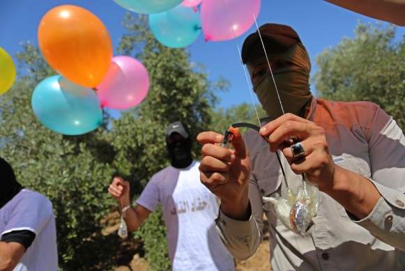 Ahfad al-Nasser operatives launch incendiary balloons from the al-Bureij refugee camp (Twitter account of photojournalist Ashraf Abu Amra, August 14, 2020).