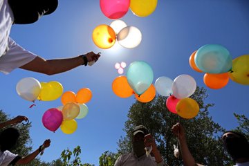 Ahfad al-Nasser operatives launch incendiary balloons from the al-Bureij refugee camp (Twitter account of photojournalist Ashraf Abu Amra, August 14, 2020).