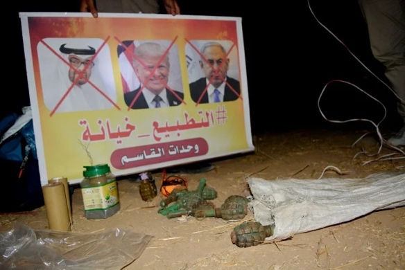 Exploiting the night harassments to condemn the UAE. The caption reads, "al-Qassem Units." According to a poster to the Paldf forum, the sign was created by the Night Harassment Units of the Democratic Front for the Liberation of Palestine (DFLP).( Right: Paldf, August 15, 2020; Left: Palinfo Twitter account, August 15, 2020).